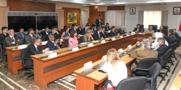 नेपाल के प्रधानमंत्री ने विदेशी राजदूतों को बुलाकर समय पर निर्वाचन संपन्न कराने में मदद की अपील की