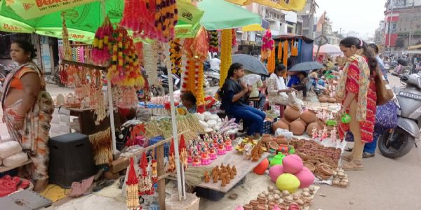 धमतरी :दीपावली पर्व में ग्राहकों की भीड़ , बाजार में बहार