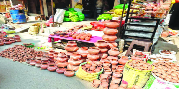 स्वदेशी अपनाने की अपील : मिट्टी के दिये और मूर्तियाें से सजा बाजार