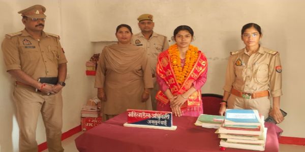 एक दिन की थाना प्रभारी बनी छात्रा वर्षा पौनिया