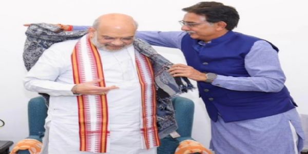 गृह मंत्री को सॉल ओढ़ाते सांसद अनुराग शर्मा