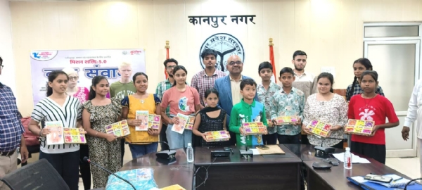 कलेक्ट्रेट परिसर में बच्चों को दीपावली उपहार देते हुए जिलाधिकारी जितेंद्र प्रताप सिंह व अन्य का छायाचित्र