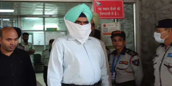 पंजाब के आईपीएस अधिकारी एचएस भुल्लर काे काेर्ट में पेश करती सीबीआई