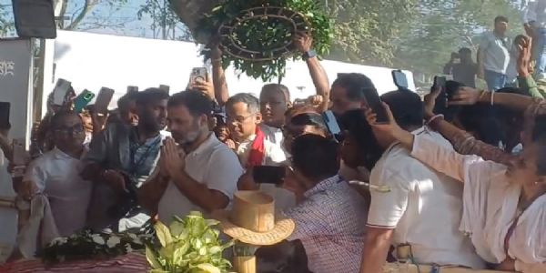 असमः गुवाहाटी के सोनापुर स्थित कमारकुची में जुबीन गर्ग की समाधि स्थल पर श्रद्धांजलि अर्पित करते कांग्रेस नेता एवं सांसद राहुल गांधी