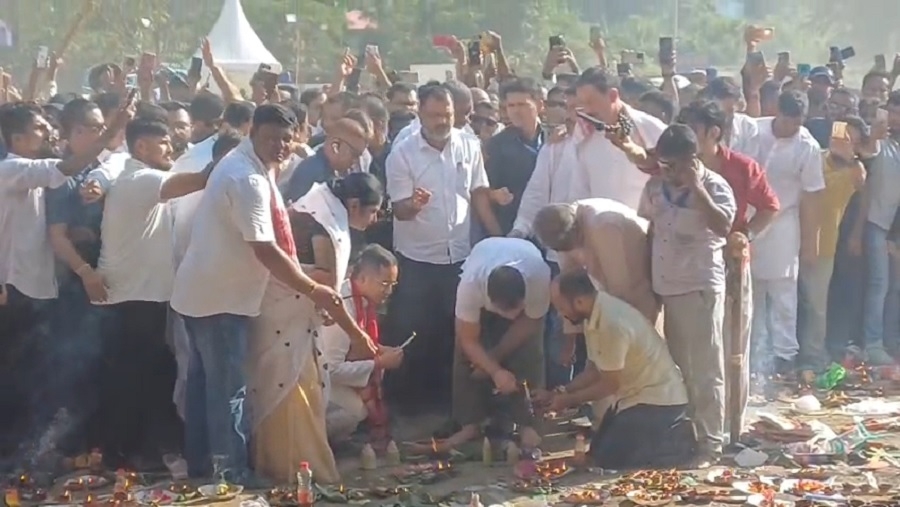 असमः गुवाहाटी के सोनापुर स्थित कमारकुची में जुबीन गर्ग की समाधि स्थल पर श्रद्धांजलि अर्पित करते कांग्रेस नेता एवं सांसद राहुल गांधी