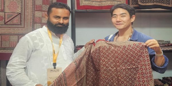 बाग शिल्पकार आरिफ खत्री ने अपने स्टॉल पर देशी और विदेशी मेहमानों के सामने प्रदर्शित किया