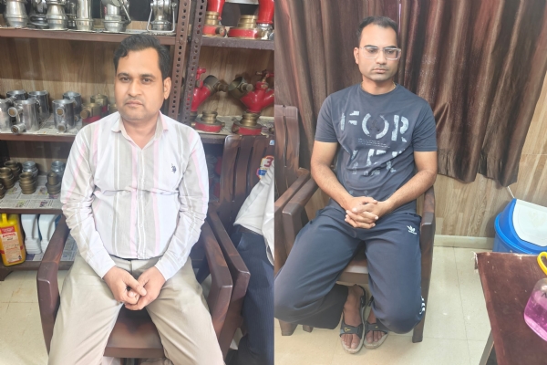 नगर परिषद का आयुक्त व सहायक अग्निशमन अधिकारी दो लाख पचास हजार रुपये की रिश्वत लेते गिरफ्तार