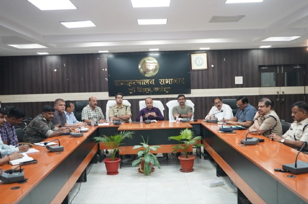 त्योहारों के दौरान सुरक्षा और सौहार्द सुनिश्चित करने को लेकर उपायुक्त ने की समीक्षा बैठक