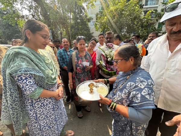 भूमिपूजन समारोह के दौरान स्थानीय विधायक और नागरिक।
