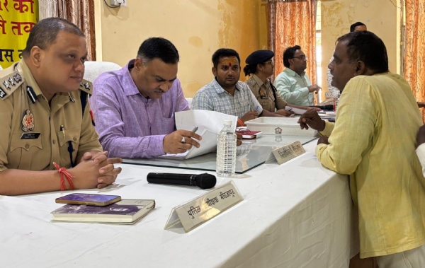 चुनार तहसील में  फरियादियों की समस्याएं सुनते डीएम