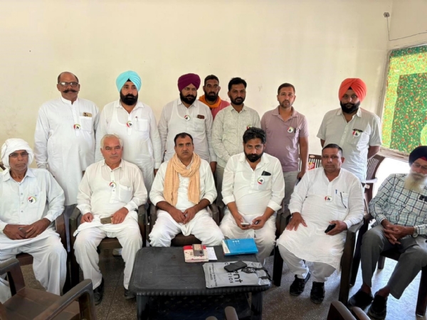 फतेहाबाद। पत्रकारों से बातचीत करते मनदीप नथवान।