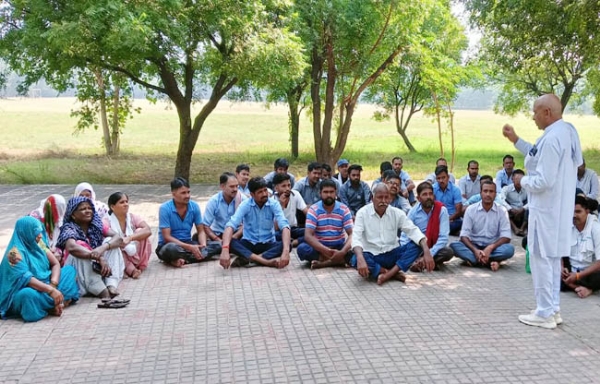 सोनीपत सीटू के पूर्व प्रधान आनंद शर्मा ने मुरथल विश्वविद्यालय में मैस कर्मचारियों संबोधात करते हुए