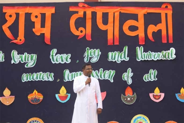 दीपावली महोत्सव में फॉदर सुसई राज