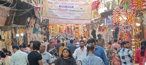 मुरादाबाद में धनतेरस पर बाजार में लोगों की भीड़।
