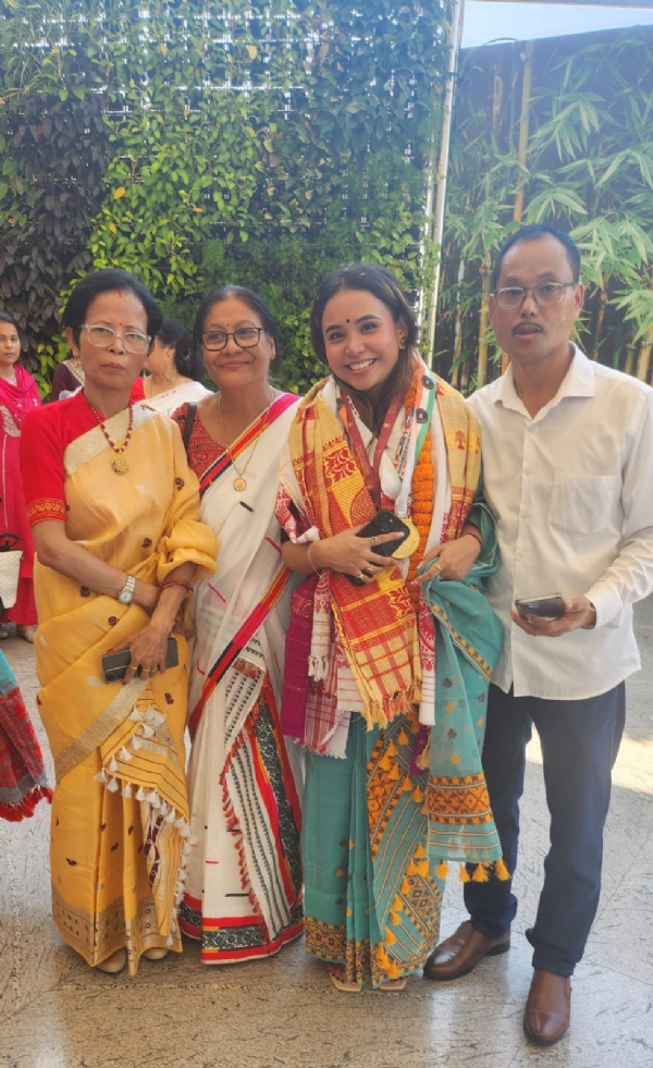 30 सेकंड में 72 बार टाकुरी घुमाकर बिहू नृत्य प्रस्तुत कर असम की बेटी दिदृक्षा सोनवाल ने एक नया विश्व रिकॉर्ड बनाया है।