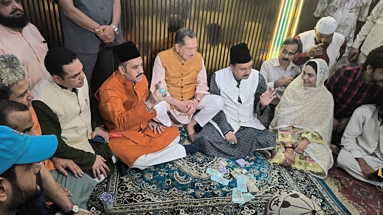 हजरत निजामुद्दीन औलिया की दरगाह पर एमआरएम द्वारा आयोजित जश्ने चरागां के मौके पर चादरपोशी करते लोग