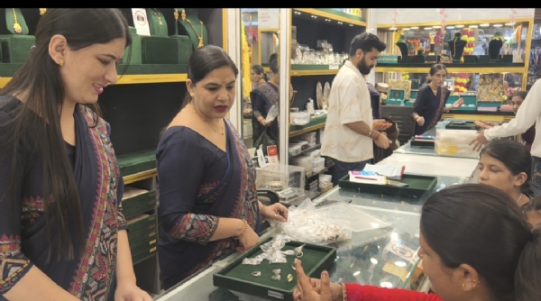 देश सहित सिरमौर जिला में भी दीपावली को लेकर तैयारियां चली हुई है और बाजार आकर्षक तरिके से सजाये गए हैं। आज धन तेरस श्रद्धापूर्वक मनाई जा रही है और भगवान धन्वंतरि को नमन भी किया जा रहा है। आज से दीपावली उत्सव भी आरम्भ हो गया है और आज धनतेरस पर बाजार को विशेष तौर पर सजाया गया है खासकर ज्वेलर्स की दुकानों को बहुत आकर्षक बनाया गया है और तरह तरह के आकर्षक गहने ,सिक्के आदि आकर्षण का केंद्र बने हुए हैं। धन तेरस पर बाजारों में खासी भीड़ उमड़ रही है और लोग सोने व् चांदी की खरीदारी कर रहे हैं। इसके इलावा आज के दिन बर्तन इत्यादि खरीदने की भी प्रथा है। लोग बर्तन इत्यादि भी खरीद रहे हैं। नाहन के ज्वैलर अधिदेव ने बतायाकि आज धन तेरस पर लोग बढ़चढ़कर सोने,चांदी के आभूषणों,सिक्कों की खरीद कर रहा हैं .और दीवाली को लेकर नए व् आकर्षक बजट वाले आभूषण रखे गए हैं और लोग खरीददारी कर रहे हैं। पंडित बाबू राम शर्मा ने बतायाकि आज ढ तेरस है और दीवाली महा उत्सव शुरू हो गया है और इसमें माता लक्ष्मी ,भगवान गणेश व् कुबेर की पूजा का विशेष महत्व रहता है और इस दिन स्वर्ण ,चांदी  बर्तन ,झाड़ू खरीदने को शुभ माना  जाता है। 