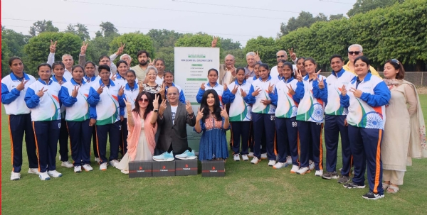 इंडियन वुमेन्स क्रिकेट टीम फॉर दि ब्लाइंड को सम्मानित करते चिंटेल्स इंडिया के निदेशक प्रशांत सोलोमन।