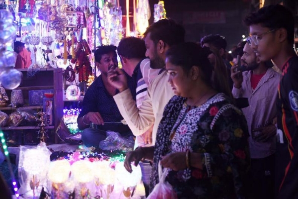 लखनऊ के नरही बाजार में खरीददारी करते ग्राहक