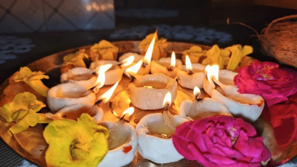 घरों के सामने दीप भी जलाए गए।