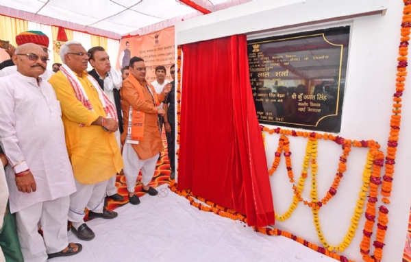मुख्यमंत्री भजनलाल शर्मा  भरतपुर के नदबई में राजकीय जिला अस्पताल का शिलान्यास करते हुए।