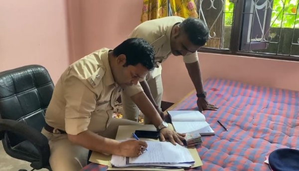 इन्फॉर्मेंट ब्रांच अधिकारी मौके पर कार्रवाई करते हुए 