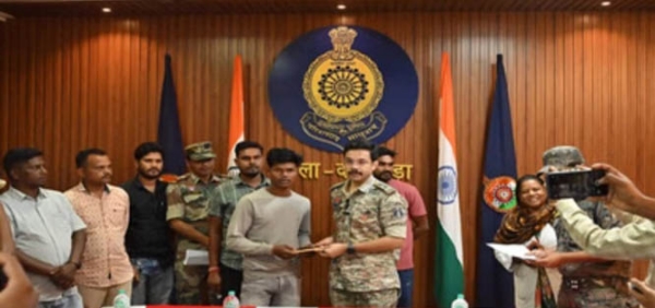 गुम हुए 107 फोन लोगो को किए  सुपुर्द