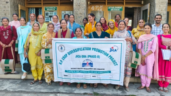 कृषक प्रशिक्षण केंद्र कार्यक्रम के तहत प्रशिक्षण प्राप्त करने वाले समूह।