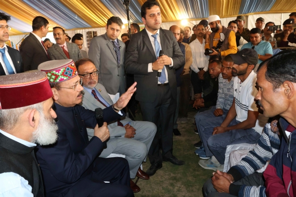 राष्ट्रीय विधिक सेवा प्राधिकरण के माननीय न्यायधिपति सूर्यकान्त आपदा प्रभावितों से मिलते हुए।