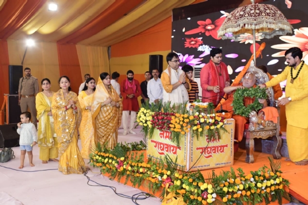 कथा  सुनाते राम भद्राचार्य
