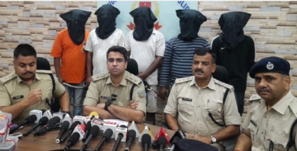 गिरफ्तार आरोपियों की जानकारी देते सीटी एसपी कुमार शिवा आशीष
