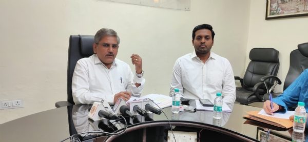 मंडल रेल प्रबंधक कार्यालय मुरादाबाद में  प्रेस वार्ता को संबोधित करते डीआरएम संग्रह मौर्य।