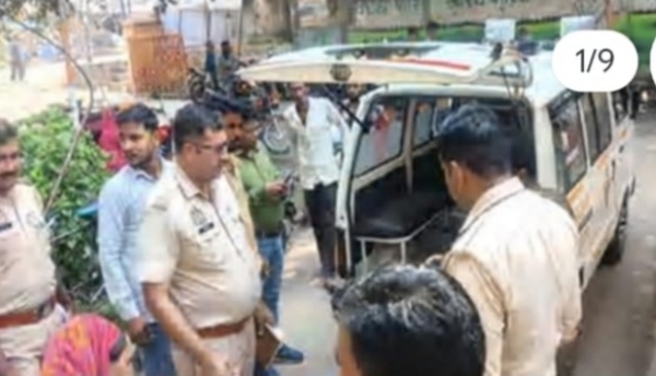 घटनास्थल पर जांच करती पुलिस