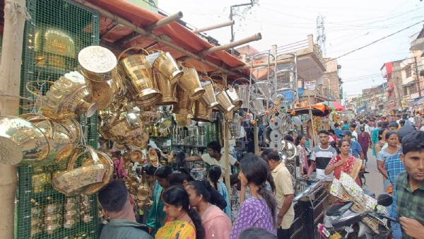 खरीदारी करने उमड़ी लोगों की भीड़