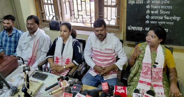 संवाददाताओं को संबोधित करती निशा भगत, फूलचंद तिर्की समेत अन्‍य