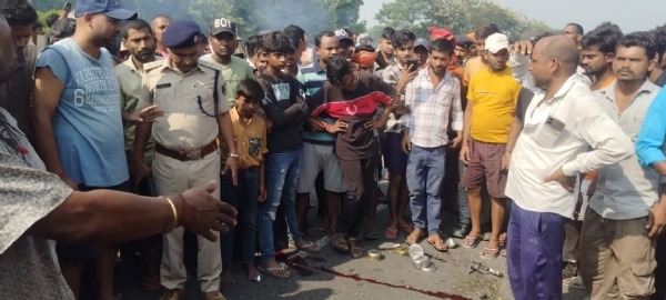 अररिया फोटो:मौके पर पहुंचे एसडीपीओ जांच करते