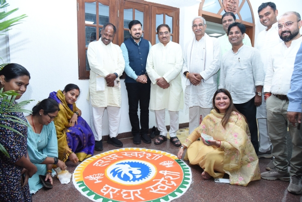हर घर स्वदेशी, घर-घर स्वदेशी की थीम पर रंगोली