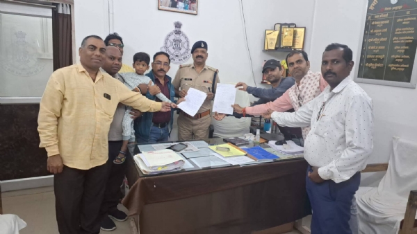 थाना प्रभारी को शिकायत पत्र सौंपते संध के लोग