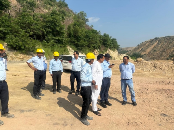 घटना स्थरल का निरीक्षण करते का कोल इंडिया मानकीकरण समिति के सदस्य हरिद्वार सिंह