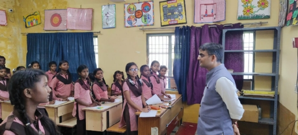 जिलाधिकारी  आवासीय बालिका विद्यालय में छात्राओं से  संवाद करते हुए