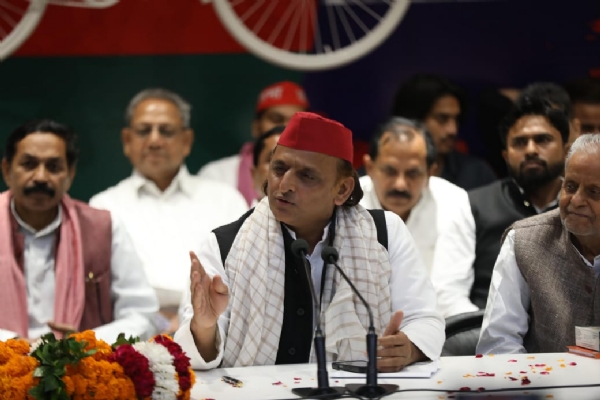 सपा अध्यक्ष अखिलेश यादव पत्रकारों से बात करते हुए।
