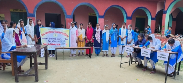 अररिया फोटो:स्कूल में मतदाता जागरूकता को लेकर कार्यक्रम