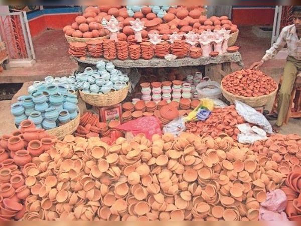 मिट्टी के दीयो से सजी बाजार