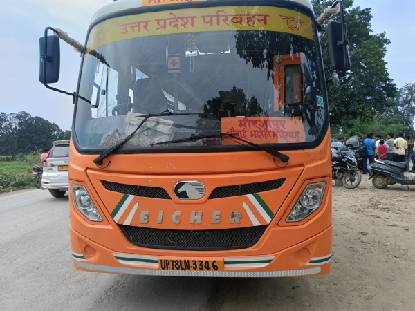 रोडवेज परिसर पर खड़ी बसे
