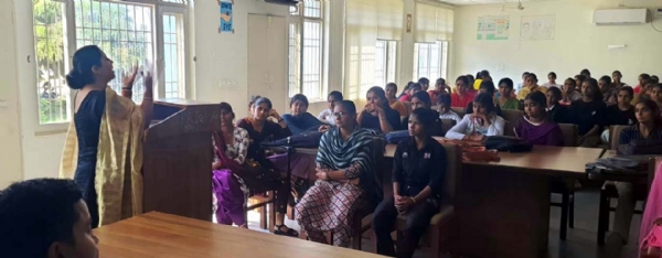 कार्यक्रम को संबोधित करते प्राचार्या रेखा सलूजा।