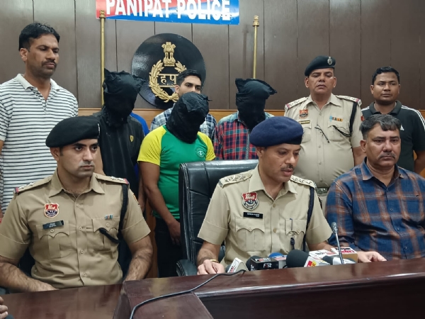 हत्यारों को गिरफ्तार कर मामले की जानकारी देते डीएसपी सुरेश कुमार सैनी