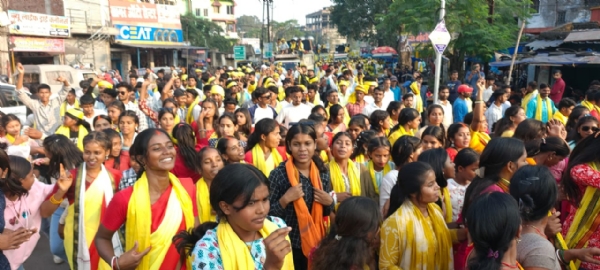 शोभा यात्रा में शामिल लोग