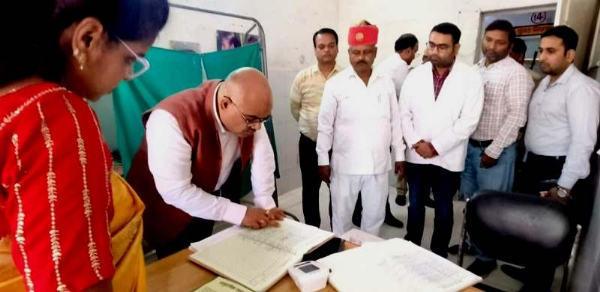 कानपुर में जिलाधिकारी जितेंद्र प्रताप सिंह ने सरसौल सामुदायिक स्वास्थ्य केंद्र का किया निरीक्षण का छायाचित्र