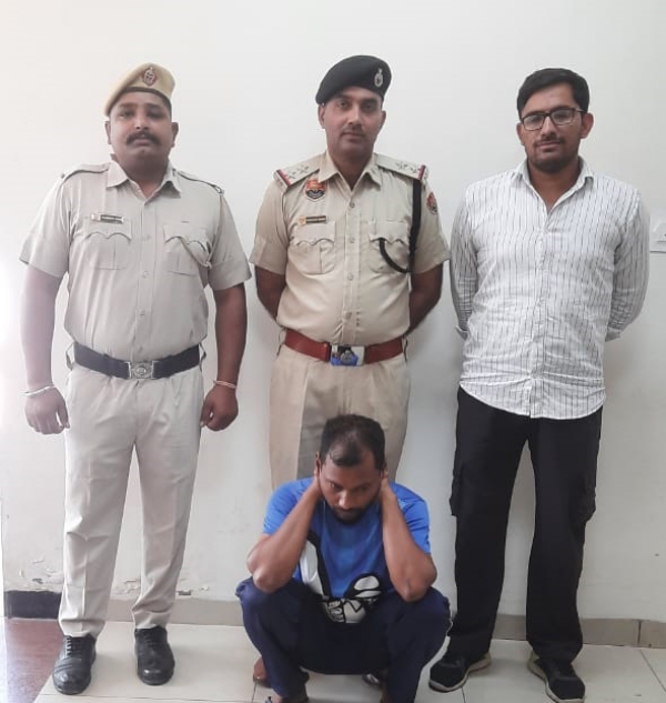 ठगी का आरोपी पुलिस गिरफ्त में।