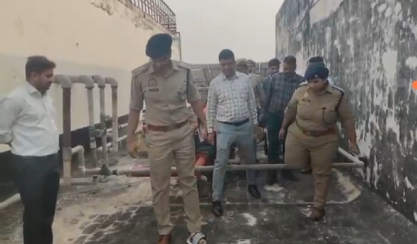 घटनास्थल का जायजा लेते पुलिस उपायुक्त पूर्वी सत्यजीत गुप्ता व अन्य का छायाचित्र